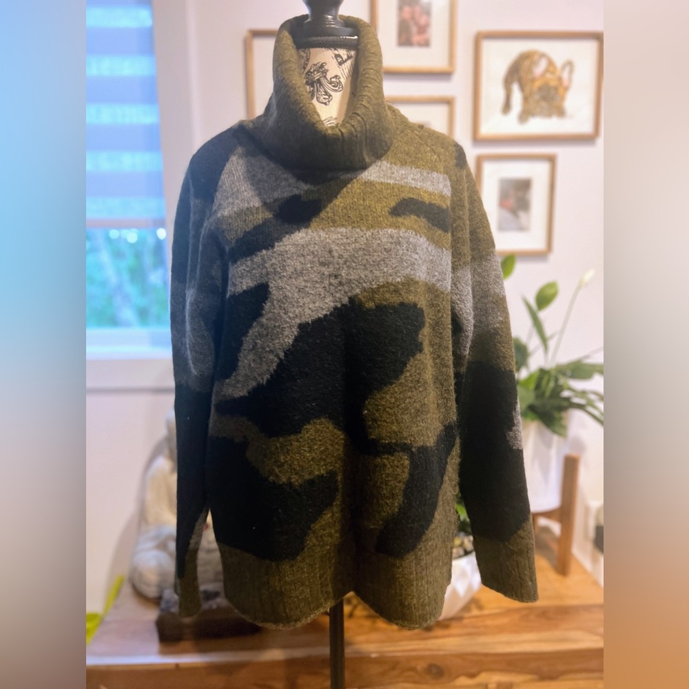 Heartloom camouflage turtleneck sweater in medium.
